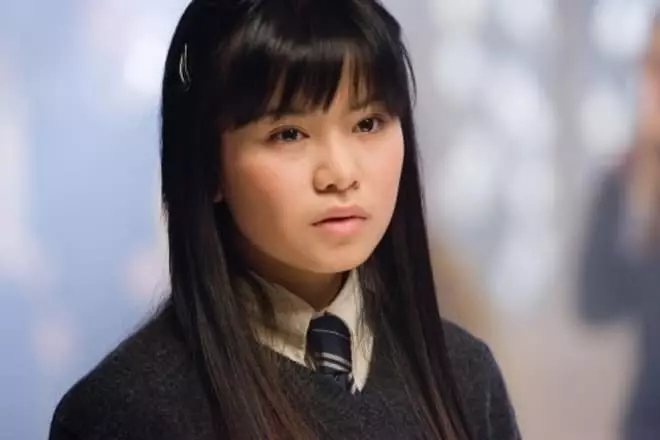 Igralka Katie Lyung kot Zhou Chang