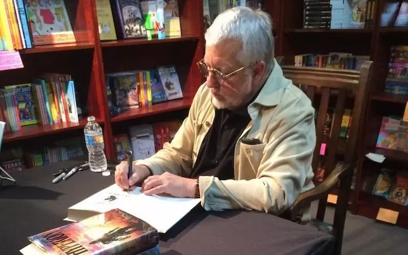 Dan Simmons semnează cărți