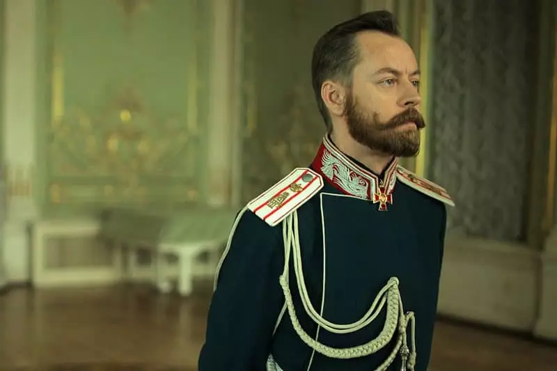 Михайло Єлісєєв в ролі Миколи II (кадр із серіалу «Троцький»)