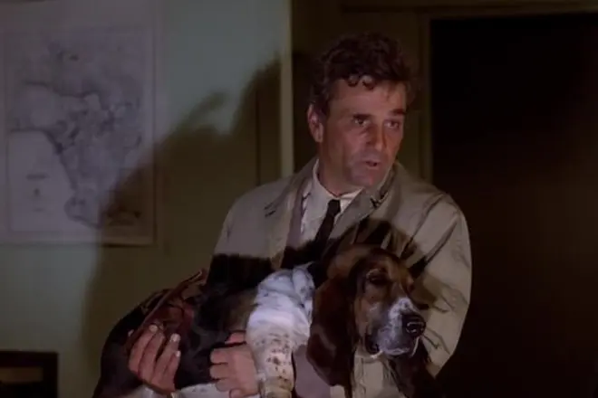 Детектив Коломбо з собакою