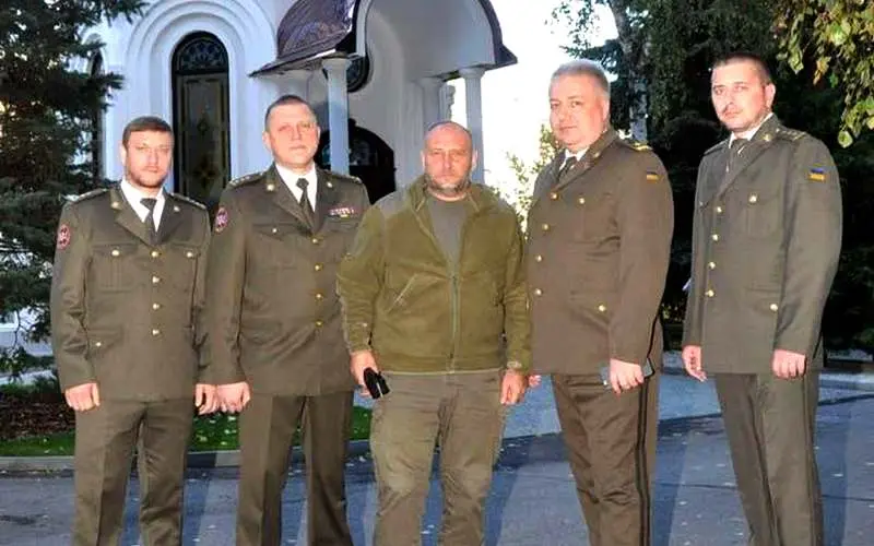 Dmitry Yarosh con oficiais do SBU