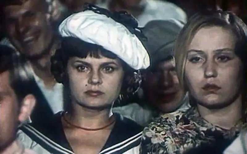 إيرينا أسمر ونينا شارولابوفا (إطار من الفيلم