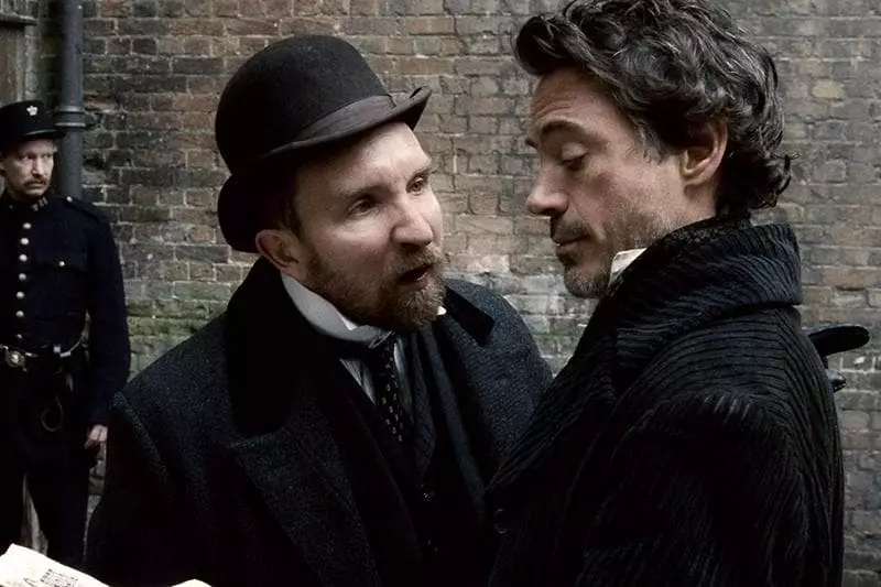 Eddie Marsan dan Robert Downey Jr (bingkai dari Sherlock Holmes)