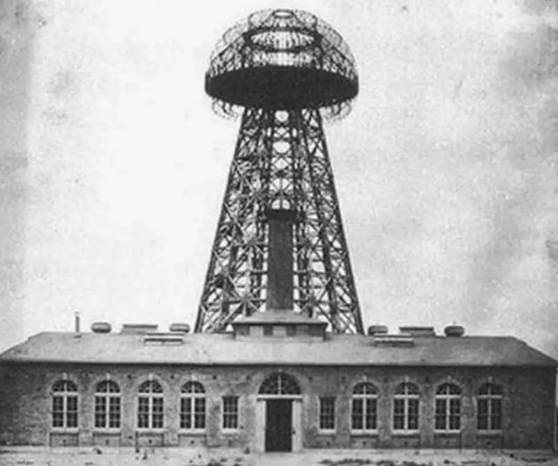 Tesla Tower (https://commons.wikimedia.org/wiki/File:tesla_broadcast_Tower_191904.jpeg)