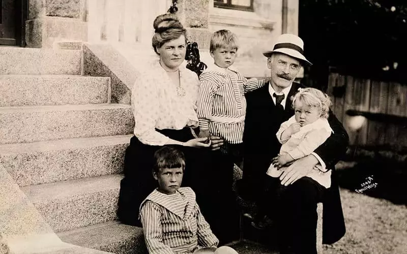 Knut Gamsun με την οικογένεια