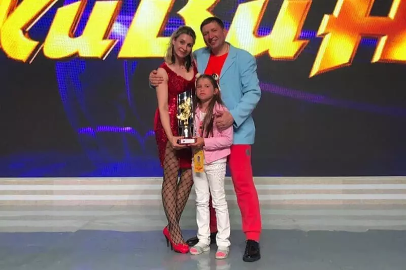 Evgenia Zharikova cu soțul și fiica ei în 2019