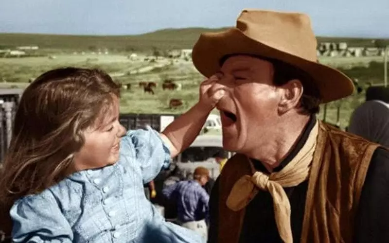 Aisa Wayne နှင့် John Wayne (Fort Alamo ရုပ်ရှင်မှ frame)