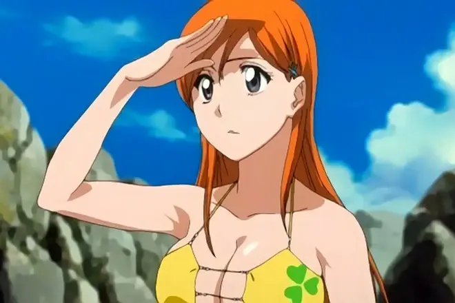 Orihima inoue en un traje de baño