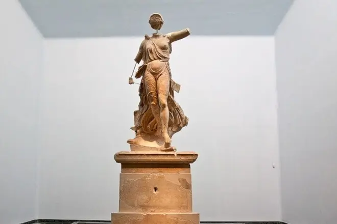 Estatua sin foral de la diosa nicky