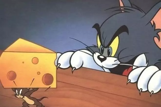 Mouse Jerry Steals Cheese