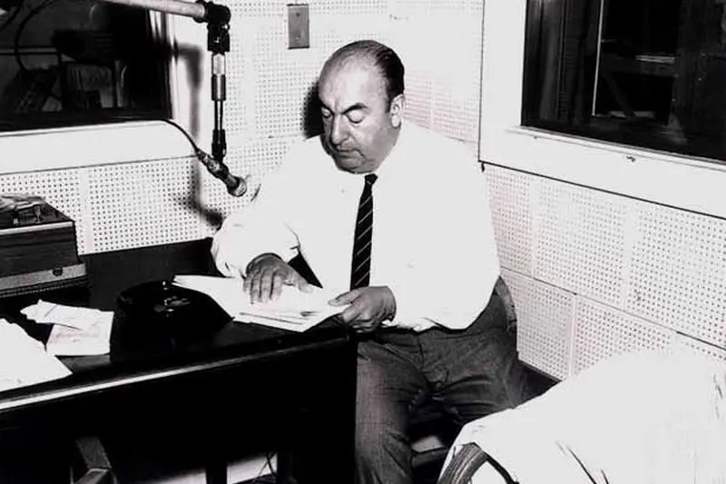 Pablo Neruda allekirjoittaa kirjansa Yhdysvaltain kongressikirjastosta