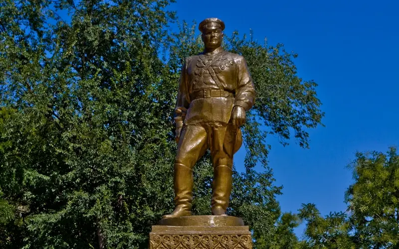 Споменик Григори Котовски во Тираспол, Молдавија