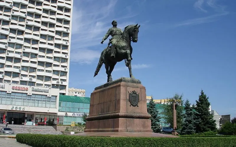 Monument për Gregory Kotovsky në Chisinau, në Moldavi