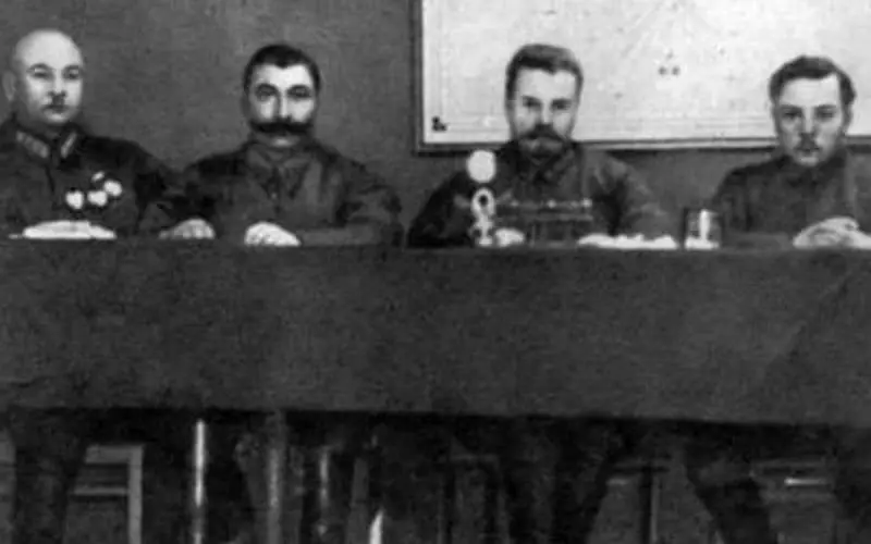Grigory Kotovsky, Semyon Budyannoye, Mikhail Frunze en Clement Voroshilov bij de Revolutionaire Raadsvergadering