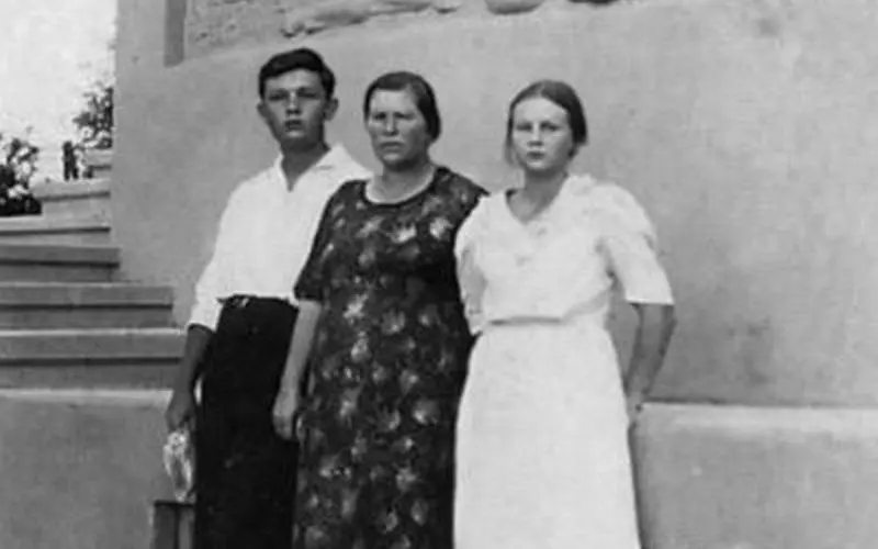 Esposa e fillos Gregory Kotovsky