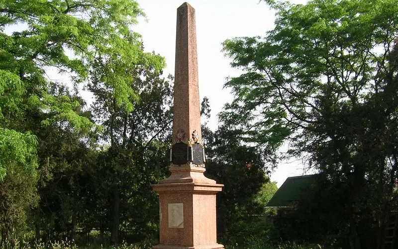 Obeliski Gregory Kotovskin kuoleman paikan päällä. Village Chabanka, Odessan alue, Ukraina