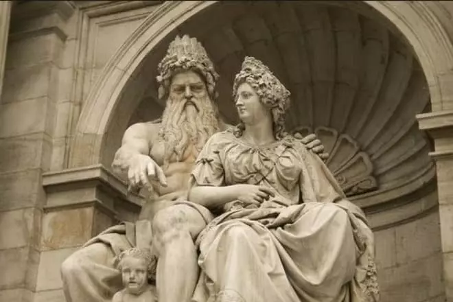 Statue av Gera og Zeus