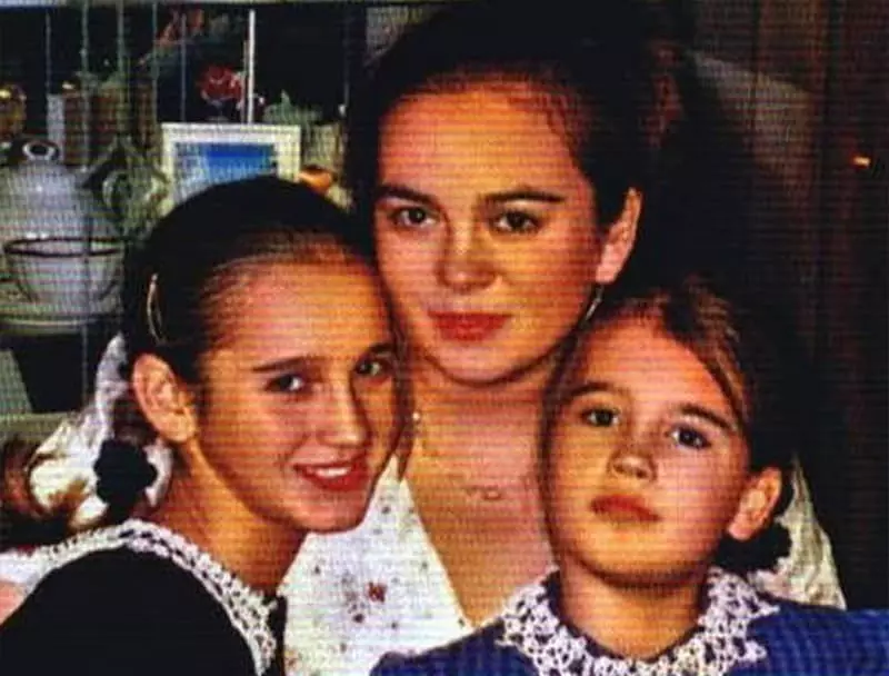 بیٹیوں کے ساتھ نوجوانوں میں ارینا بوزوفا