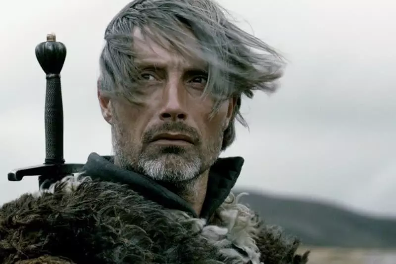Actor Mads Mikkelsen en el paper de Geralta de Rivia