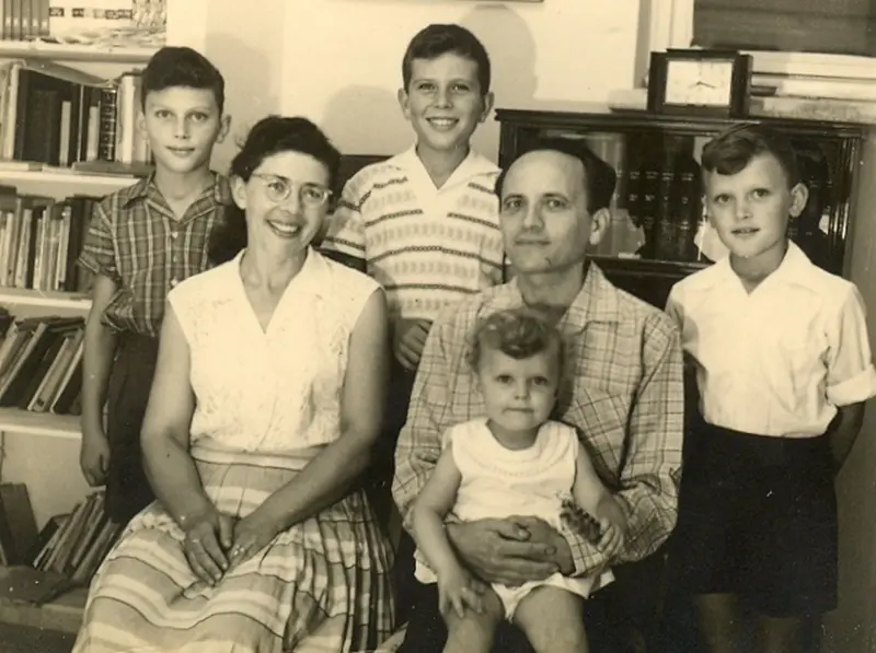 Sarah Netanjahu v detstve s rodičmi a bratmi