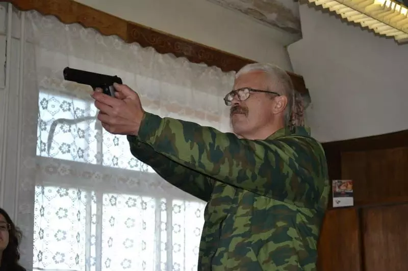 Дмитрий Зурков с пистолет