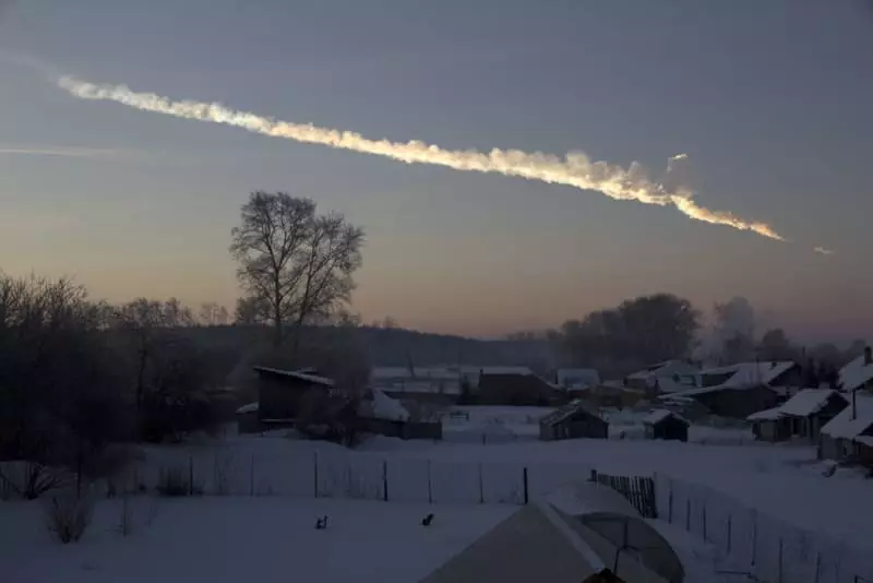 Foto van 'n spoor links in die lug Chelyabinsk Meteoriet (https://www.nasa.gov/feature/five-ears-after-The-Chelyabinsk-Meteor-nasa-Plead-Efforts-In-planetary-eFense