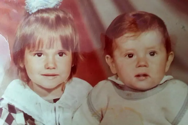 Natalia Timoşenko çocuklukta kardeşi Dmitry ile