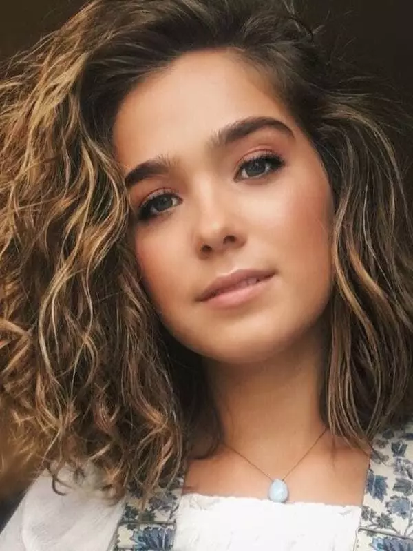 Haley Lu Richardson - Larawan, Talambuhay, Personal na Buhay, Balita, Mga Pelikulang 2021