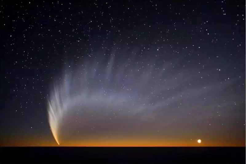 Foto por astrónomo Robert Maknot Comet C / 2006 P1, cuxa característica distintiva converteuse nunha cola sorprendentemente fermosa (https://www.eso.org/public/russia/images/mc_naught34/)