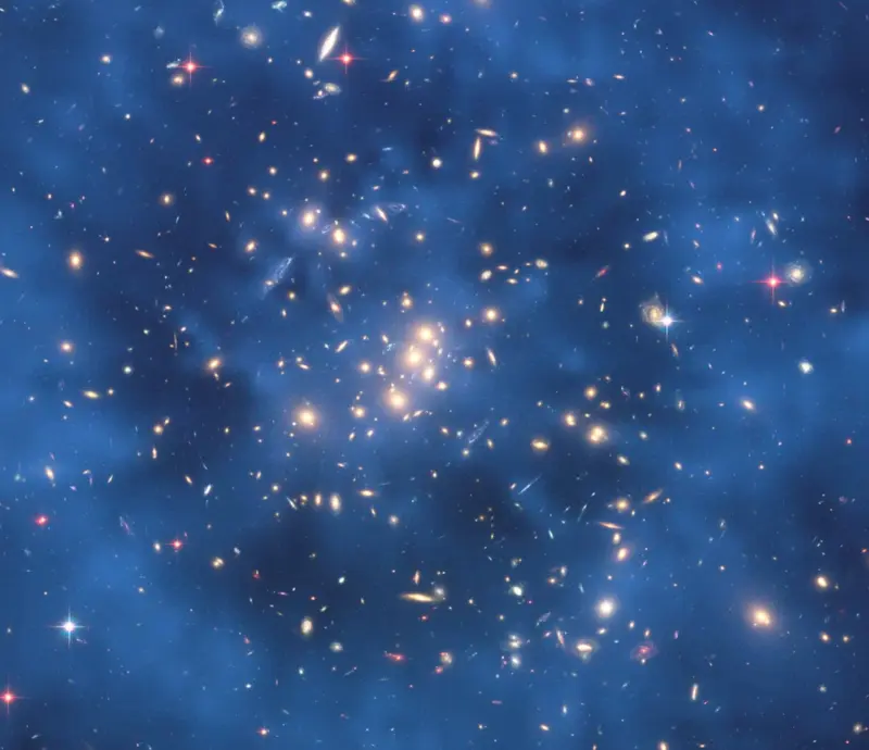 Farita de la Hubble-teleskopo foto de la areto de galaksioj CL 0024 + 17, sur kiu oni povas vidi malluman aferon (https://mission_pages/bust/minews/dart_mater_ring_feature.html)