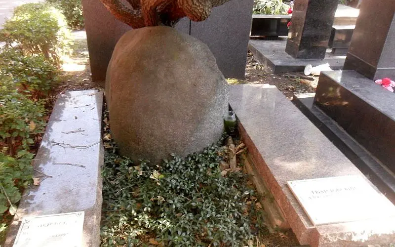 Gröf skáldsins Alexander Tvardovsky í Novodevichy Cemetery of Moskvu