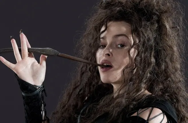 Bellatrix Lestrange med en tryllestav
