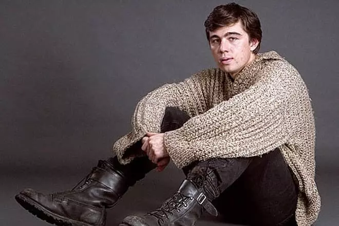 Sergey Bodrov dalam sweater yang digunakan untuk penggambaran
