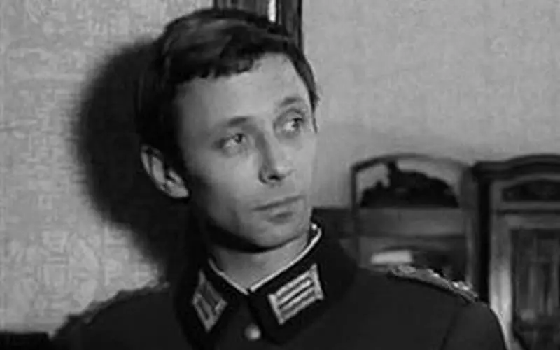 Oleg Dahl as Sergey Skorina (Frame út 'e film "Opsje