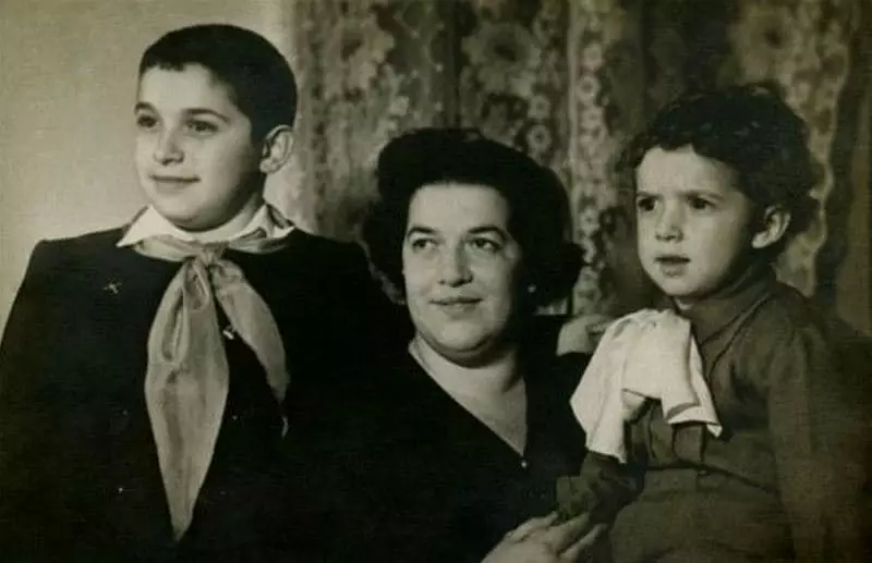Mikhail Gusman và anh trai Julius Gusman trong thời thơ ấu với mẹ