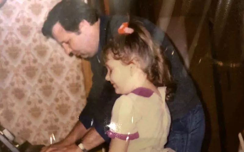 Julia Ishayev jako dítě se svým otcem