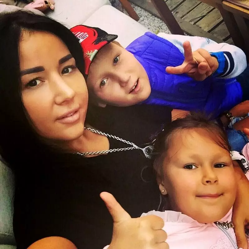 Julia Ishaev su vaikais