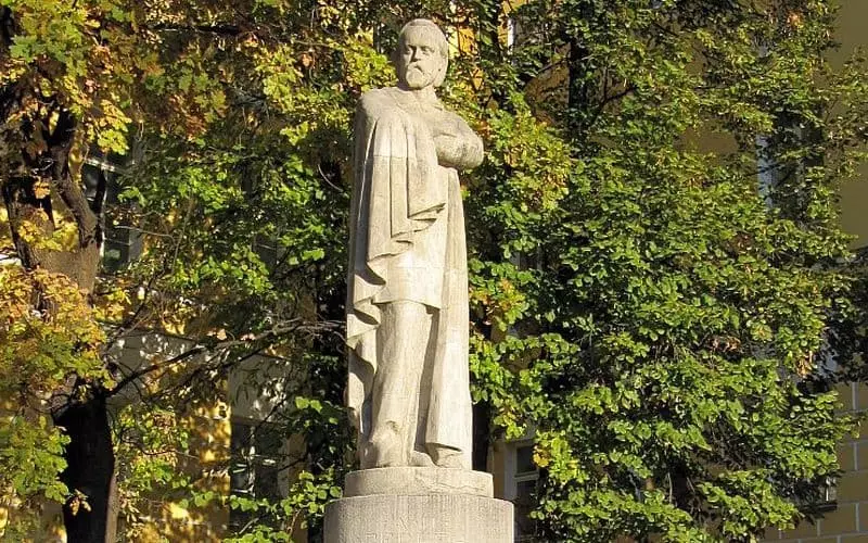 Monumento a Alexander Herzen no patio de Moscowsu