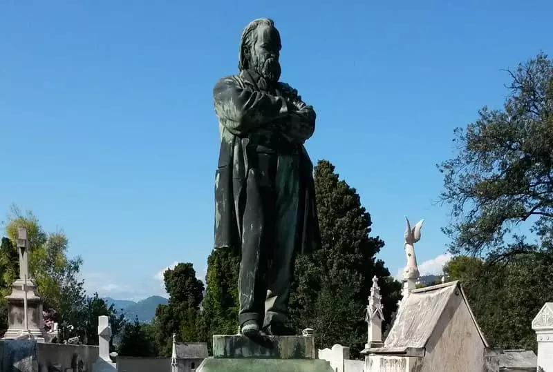 亞歷山大赫爾鬆的紀念碑在墓地里尼斯的墓地