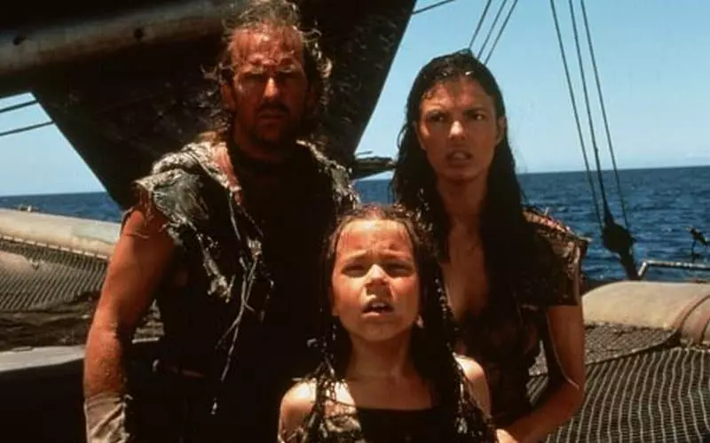 Kevin Costner, Tina Major in Jeann TrippleHorn (okvir iz filma »Vodni svet«)