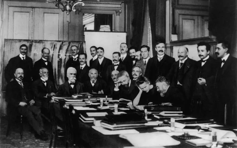 Ernest Rutherford ĉe la Kongreso de SolveyEvsky 1911