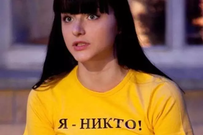 Dasha Vasnetsova ในเสื้อยืด