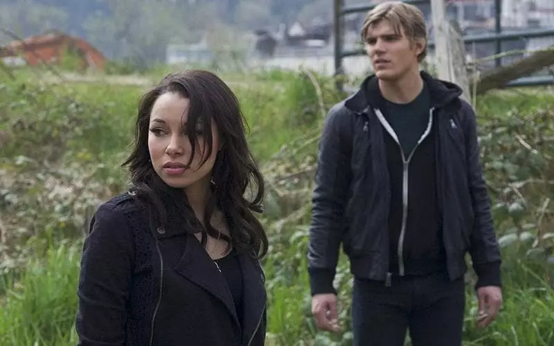 Jessica Parker Kennedy en Chris Zilka (frame út 'e TV-searje "geheime sirkel")