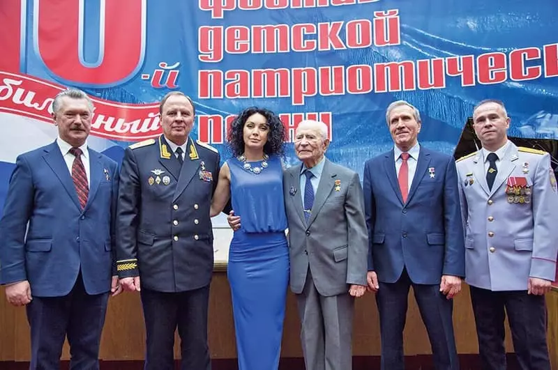Sabina Tsvetkov ma Veterans i le Tausamiga o le Hotriotic Pese