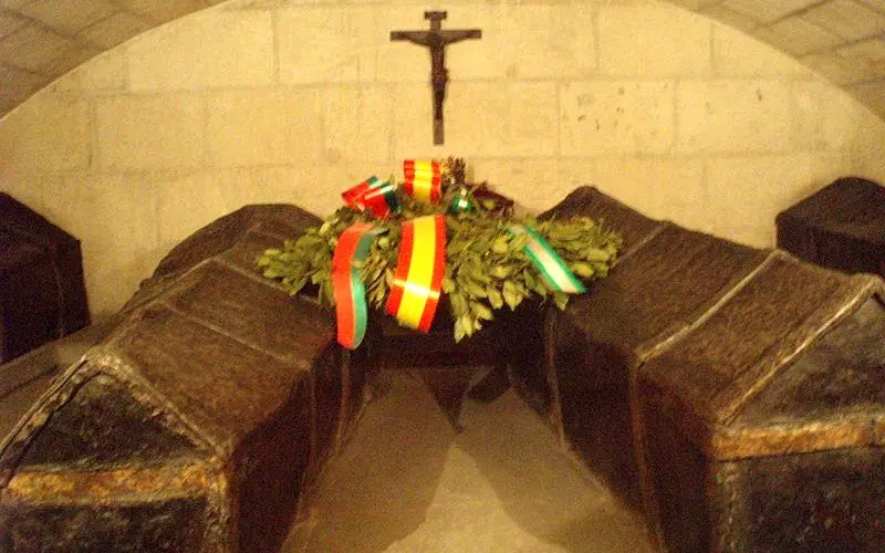 Coffins kuninganna Castillabel Isabella I ja King Aragon Ferdinand II Chanada katedraalis