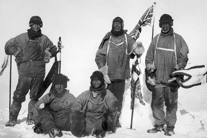 A última foto da expedição de Scott: Edward Wilson, Henry Bowers, Edgar Evans, Robert Scott, Lawrence Ots