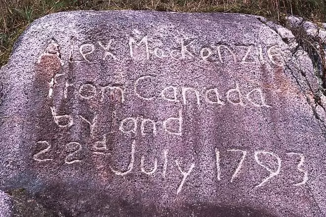 Inscripción en la piedra al final de la transición canadiense de Alexander Mackenzie 1792-1793