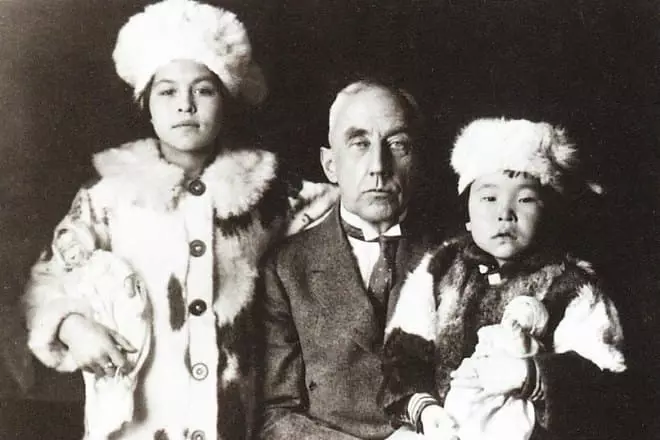 Gobernou Amundsen con fillas adoptadas