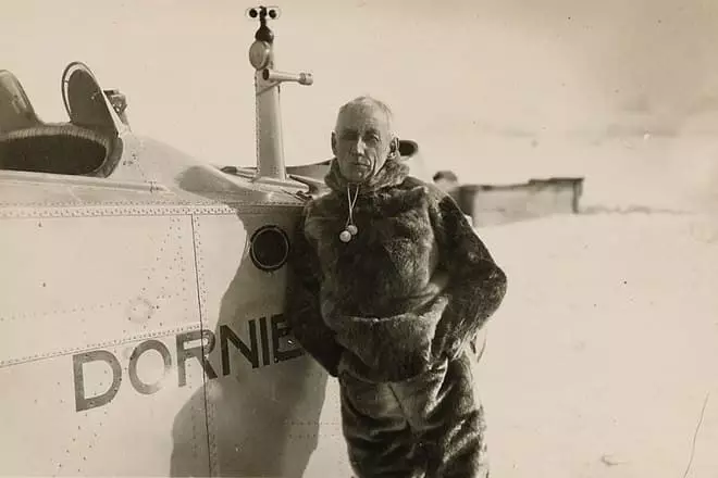 Valdė amundsen šalia orlaivio