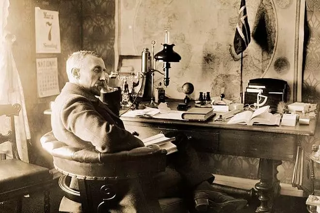 Руаль Амундсен в кабінеті